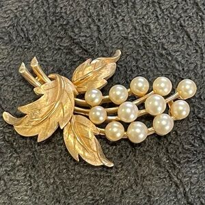 Vintage 50’s Trifari faux pearl grape cluster brooch